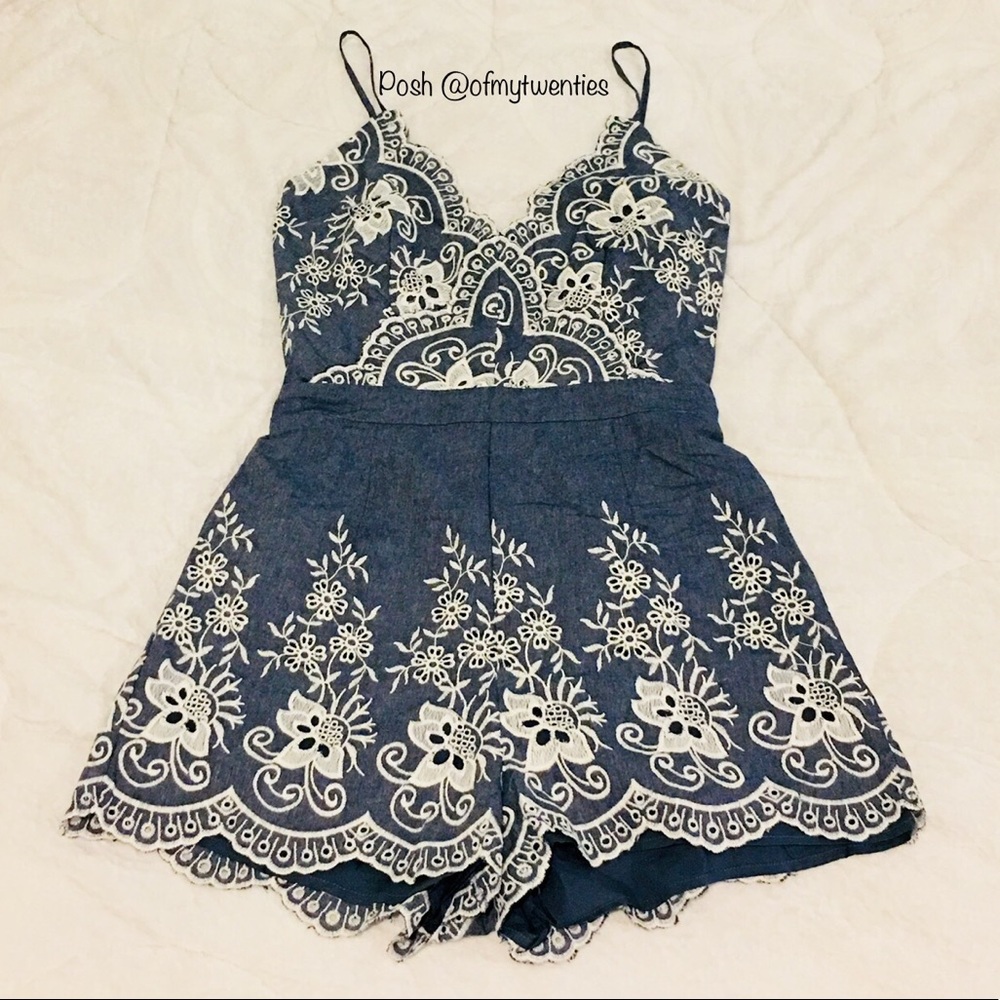 Last RESTOCK🎉💕Scalloped Floral Fitted Denim Romper - Picture 5 of 10